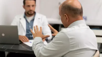 Dr explicando la braquiterapia